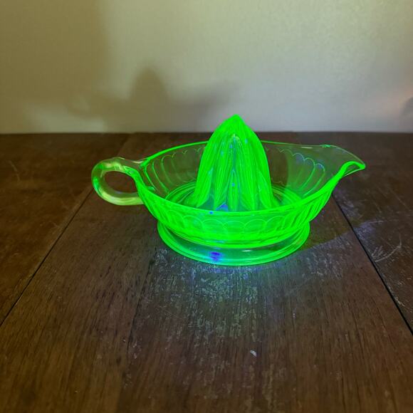 Depression Era Green Vaseline‎ Uranium Fruit Juicer Reamer - Picture 1 of 10